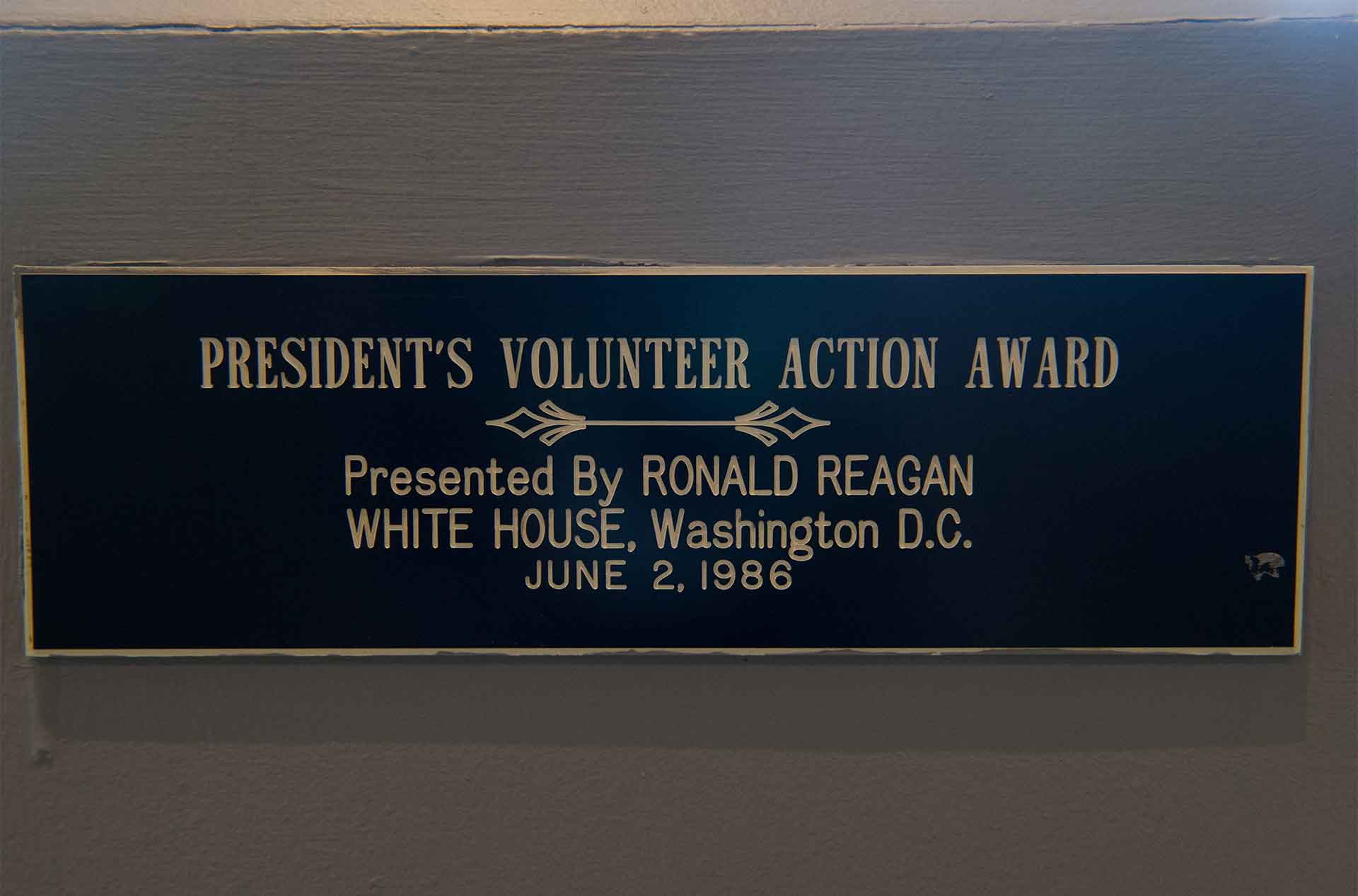 Plaque describing a 1986 President award.